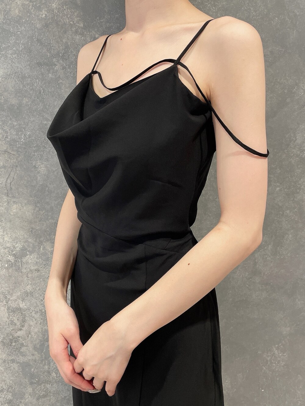 ブラック系のワンピース、レッド系のパンプス、グレー系のシュシュを着用したレディースの夏コーディネートの5枚目の写真