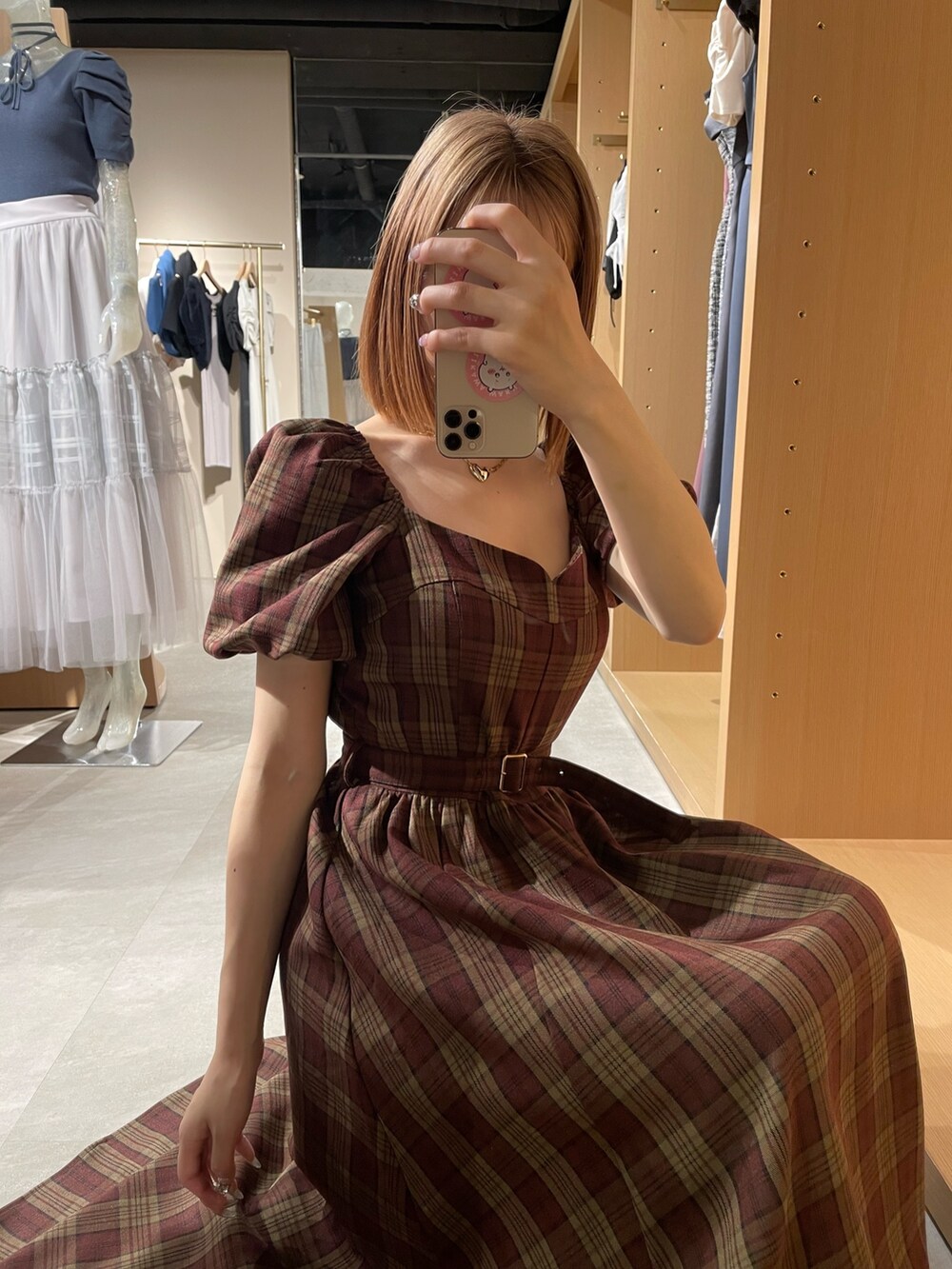 レッド系のワンピース、ブラック系のパンプス、ゴールド系のネックレスを着用したレディースの夏コーディネートの6枚目の写真