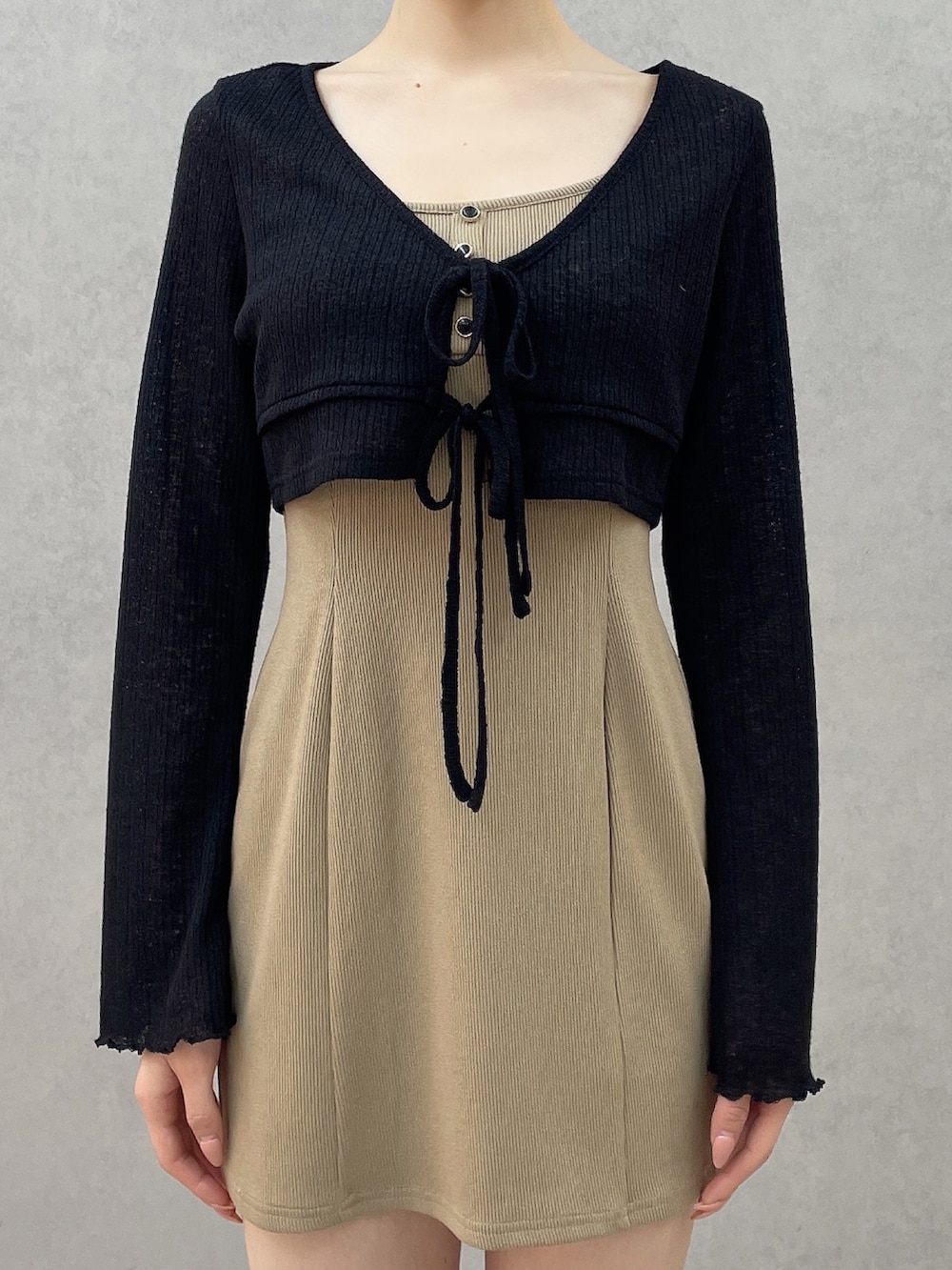 ベージュ系のワンピース、ブラック系のサンダル、ブラック系のバレッタ/ヘアクリップを着用したレディースの春コーディネートの5枚目の写真