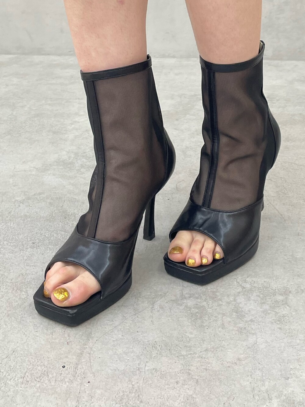 ブラック系のTシャツ/カットソー、ブラック系のスカート、ブラック系のブーツを着用したレディースの春コーディネートの9枚目の写真