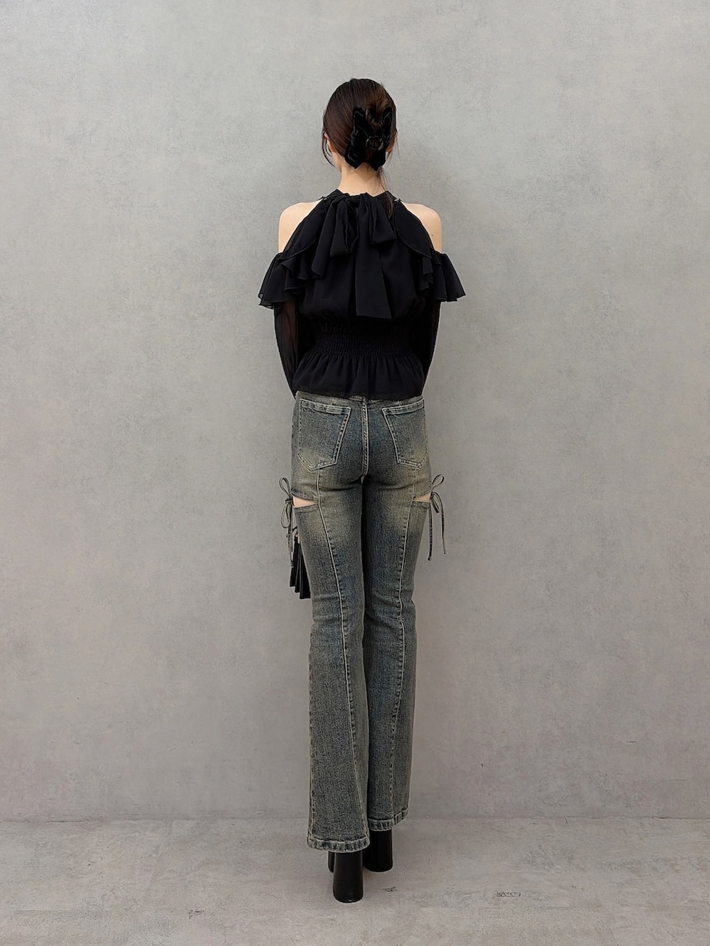 ブラック系のシャツ/ブラウス、ブルー系のデニムパンツ、ブラック系のハンドバッグを着用したレディースの秋コーディネートの3枚目の写真