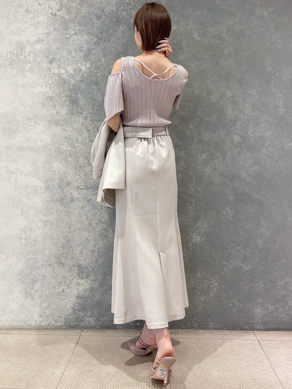 ホワイト系のテーラードジャケット、ホワイト系のスカート、ピンク系のパンプスを着用したレディースの春コーディネートの4枚目の写真