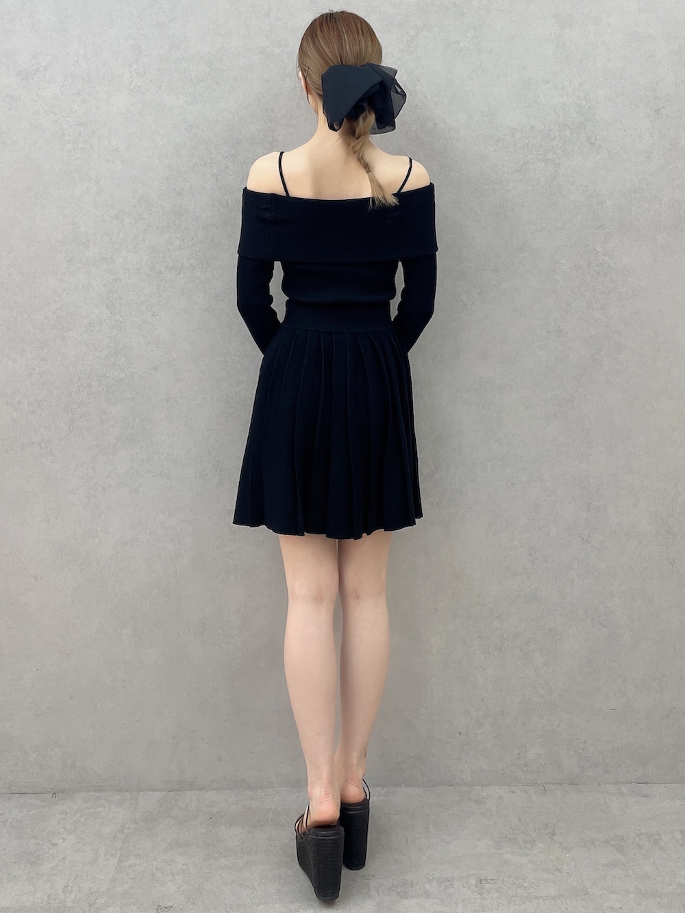 ブラック系のサンダル、ブラック系のワンピース、ブラック系のバレッタ/ヘアクリップを着用したレディースの春コーディネートの4枚目の写真