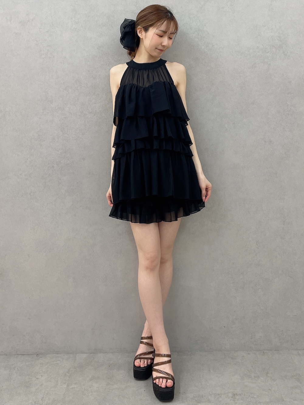 ブラック系のシャツ/ブラウス、ブラック系のその他パンツ、ブラック系のサンダルを着用したレディースの春コーディネートの2枚目の写真