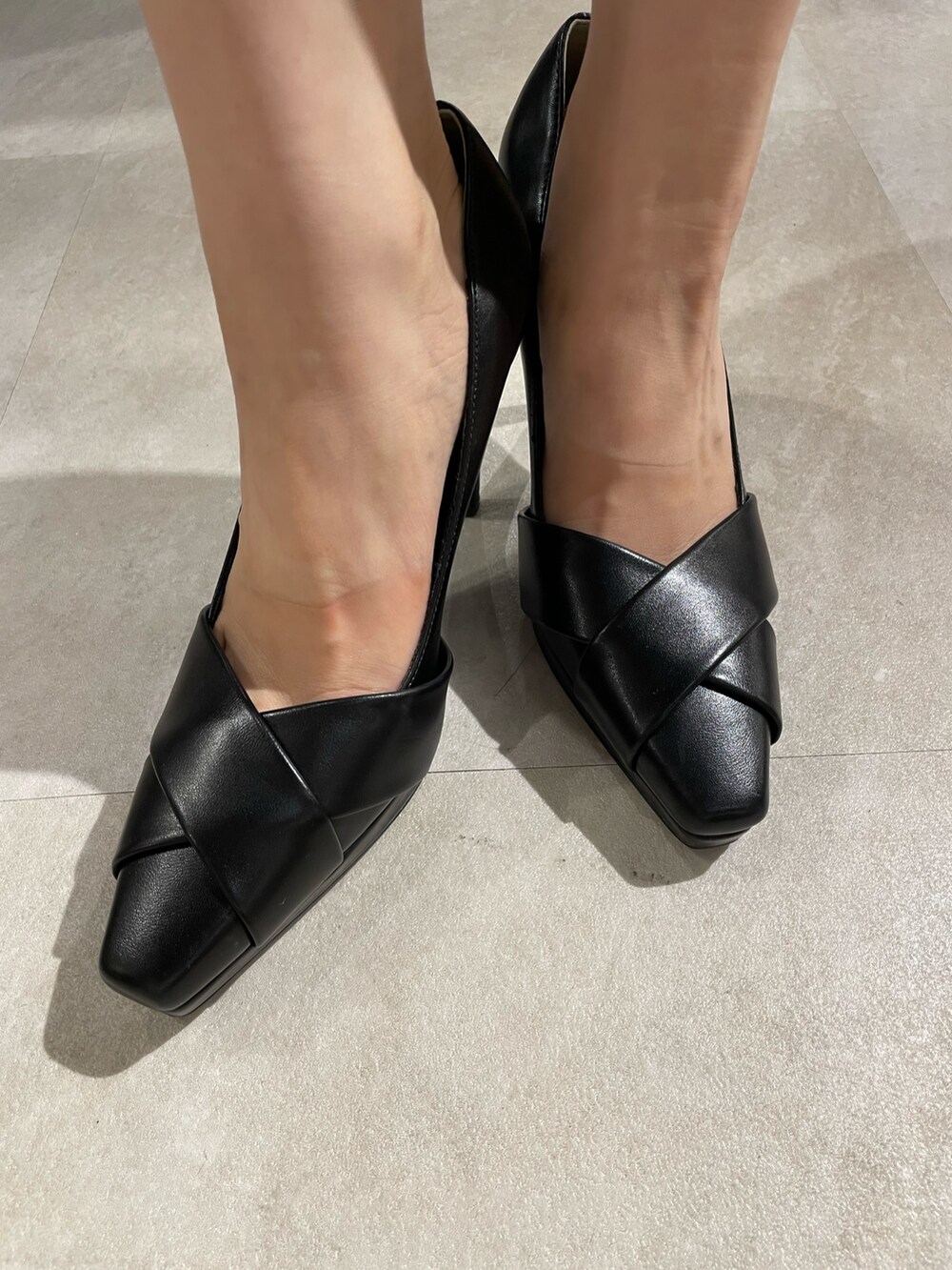 ブラック系のニット/セーター、ブラック系のつなぎ/オールインワン、ブラック系のパンプスを着用したレディースの秋コーディネートの7枚目の写真