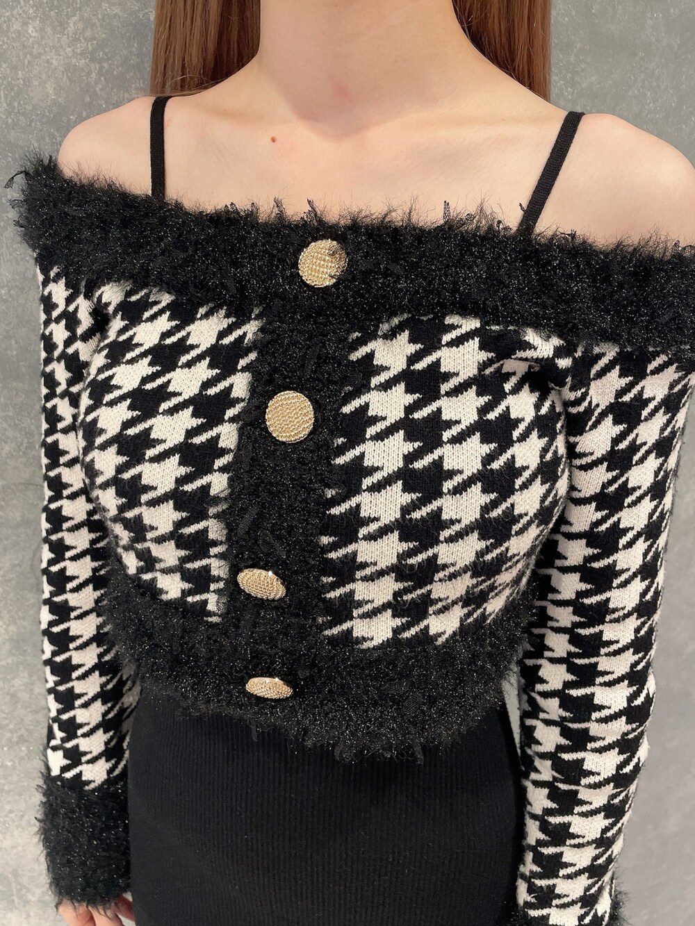 ブラック系のワンピース、その他のブーツを着用したレディースの秋コーディネートの4枚目の写真