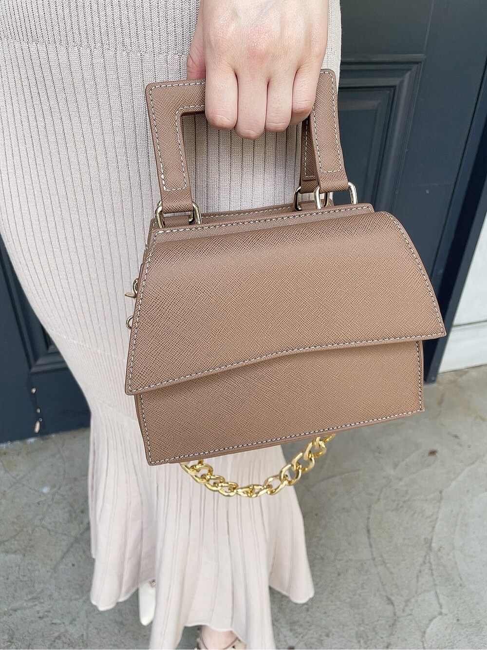 ホワイト系のサンダル、ブラウン系のショルダーバッグ、ベージュ系のワンピースを着用したレディースの春コーディネートの9枚目の写真