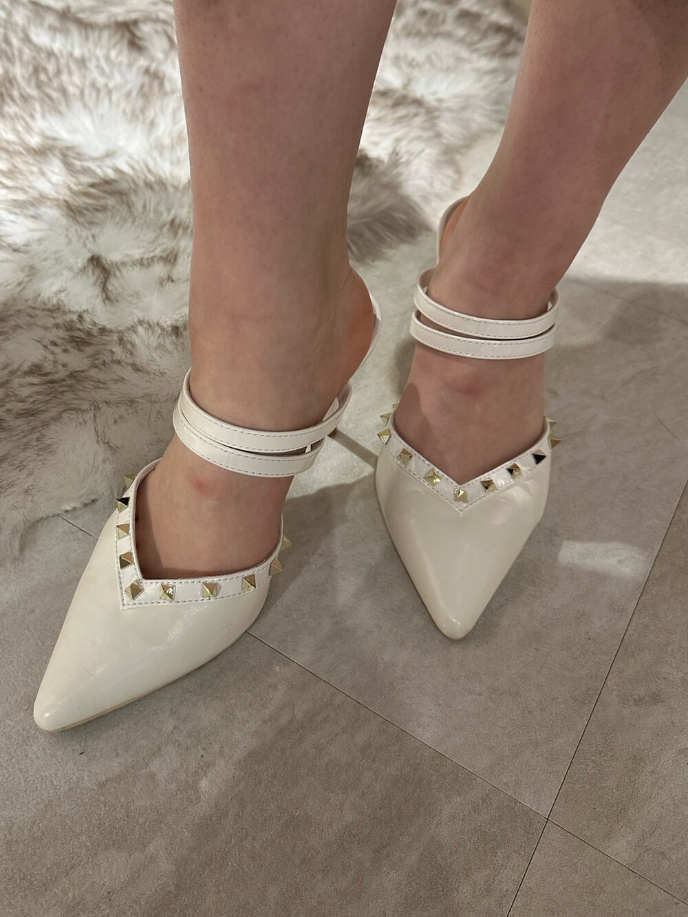 ホワイト系のパンプス、ホワイト系のニット/セーター、ブラック系のスカートを着用したレディースの春コーディネートの9枚目の写真