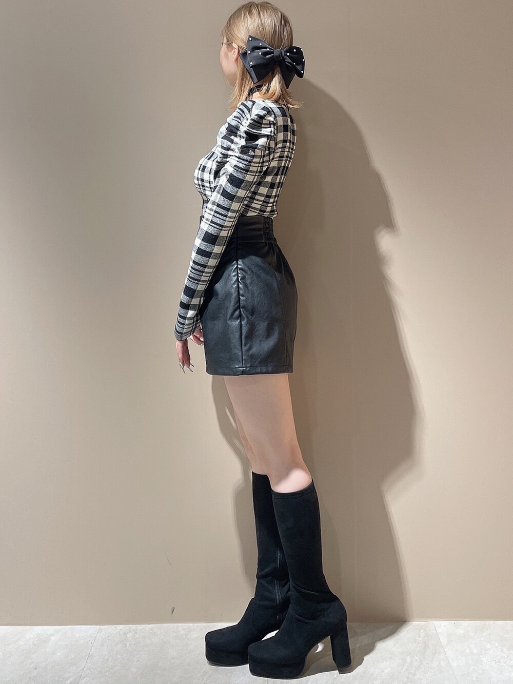 その他のその他パンツ、ブラック系のブーツ、その他のニット/セーターを着用したレディースの秋コーディネートの2枚目の写真