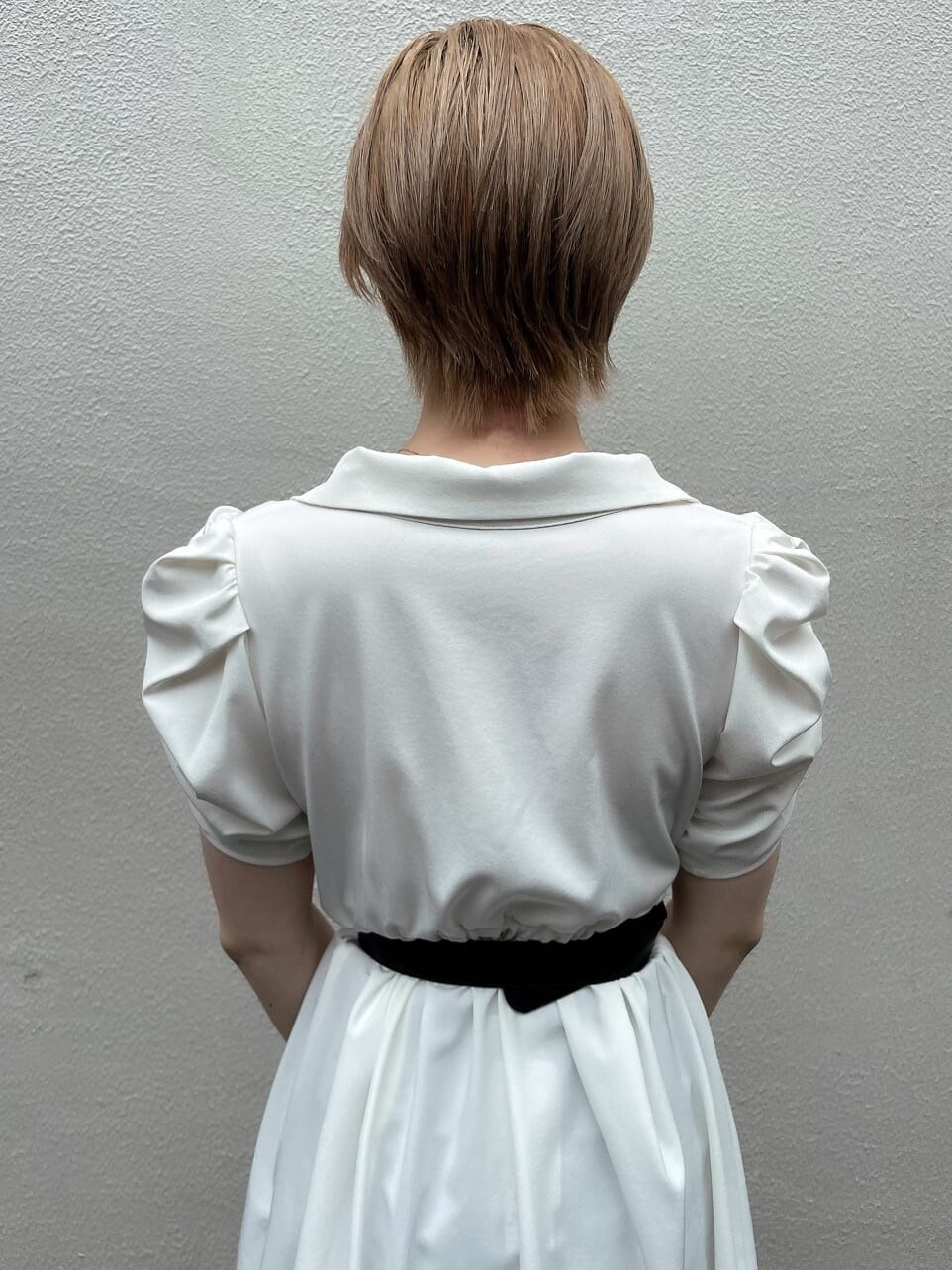 ホワイト系のサンダル、ベージュ系のハンドバッグ、ブルー系のデニムパンツを着用したレディースの夏コーディネートの7枚目の写真