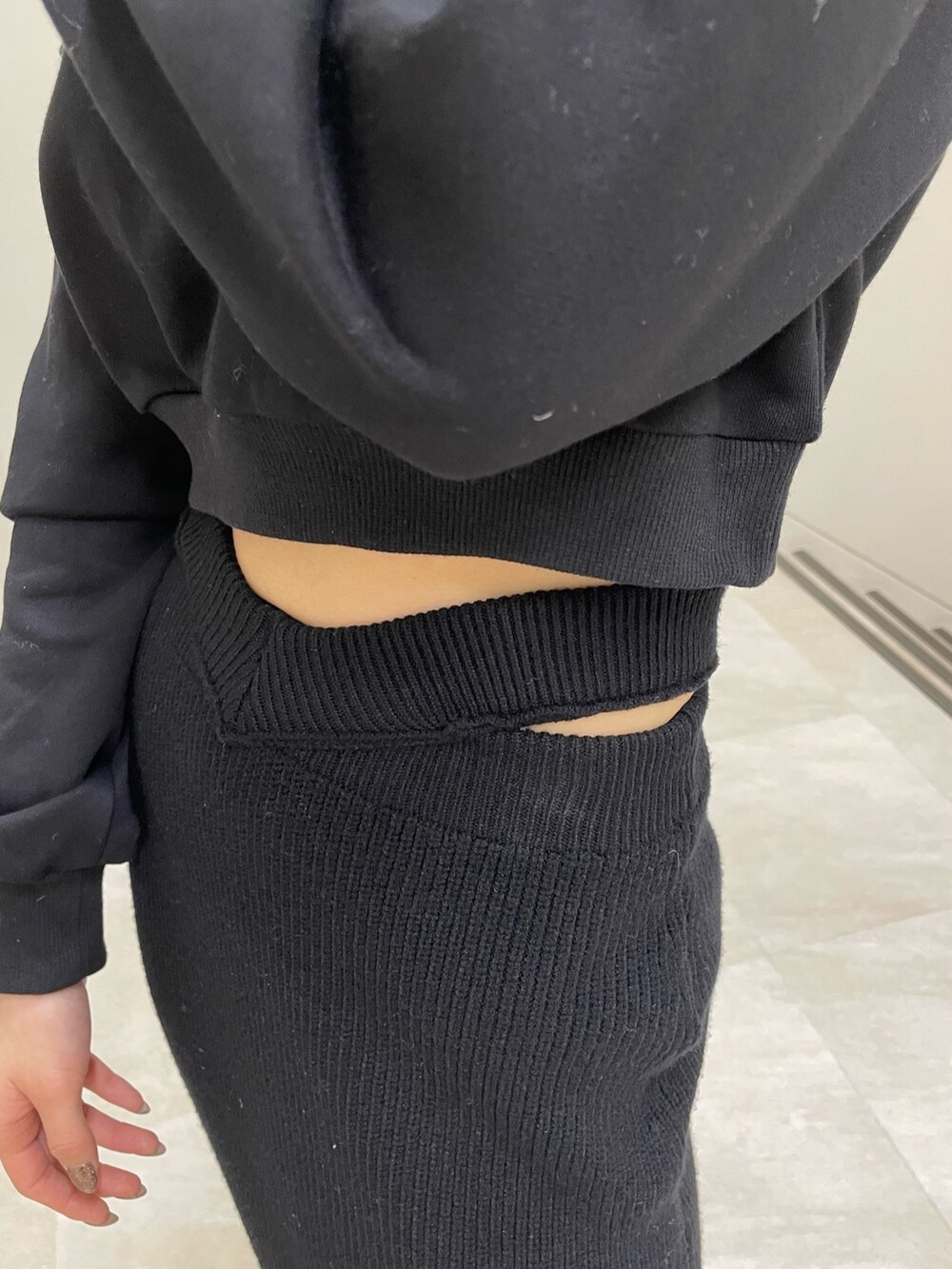 ホワイト系のスニーカー、ブラック系のスウェット、ブラック系のスカートを着用したレディースの冬コーディネートの7枚目の写真