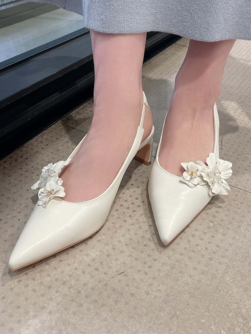 ホワイト系のシャツ/ブラウス、ブルー系のデニムパンツ、ピンク系のショルダーバッグを着用したレディースの冬コーディネートの7枚目の写真