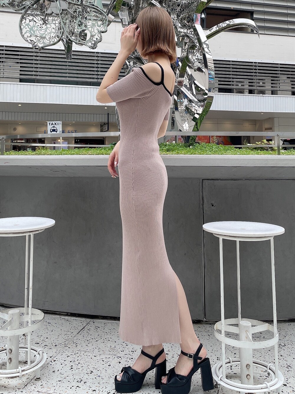 ベージュ系のワンピース、ブラック系のサンダルを着用したレディースの春コーディネートの4枚目の写真