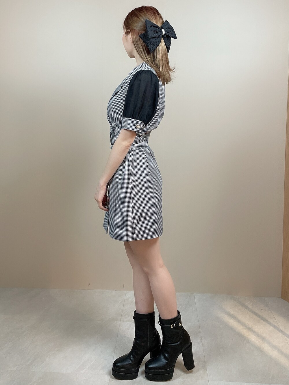 その他のワンピース、ブラック系のブーツ、ブラック系のバレッタ/ヘアクリップを着用したレディースの冬コーディネートの2枚目の写真