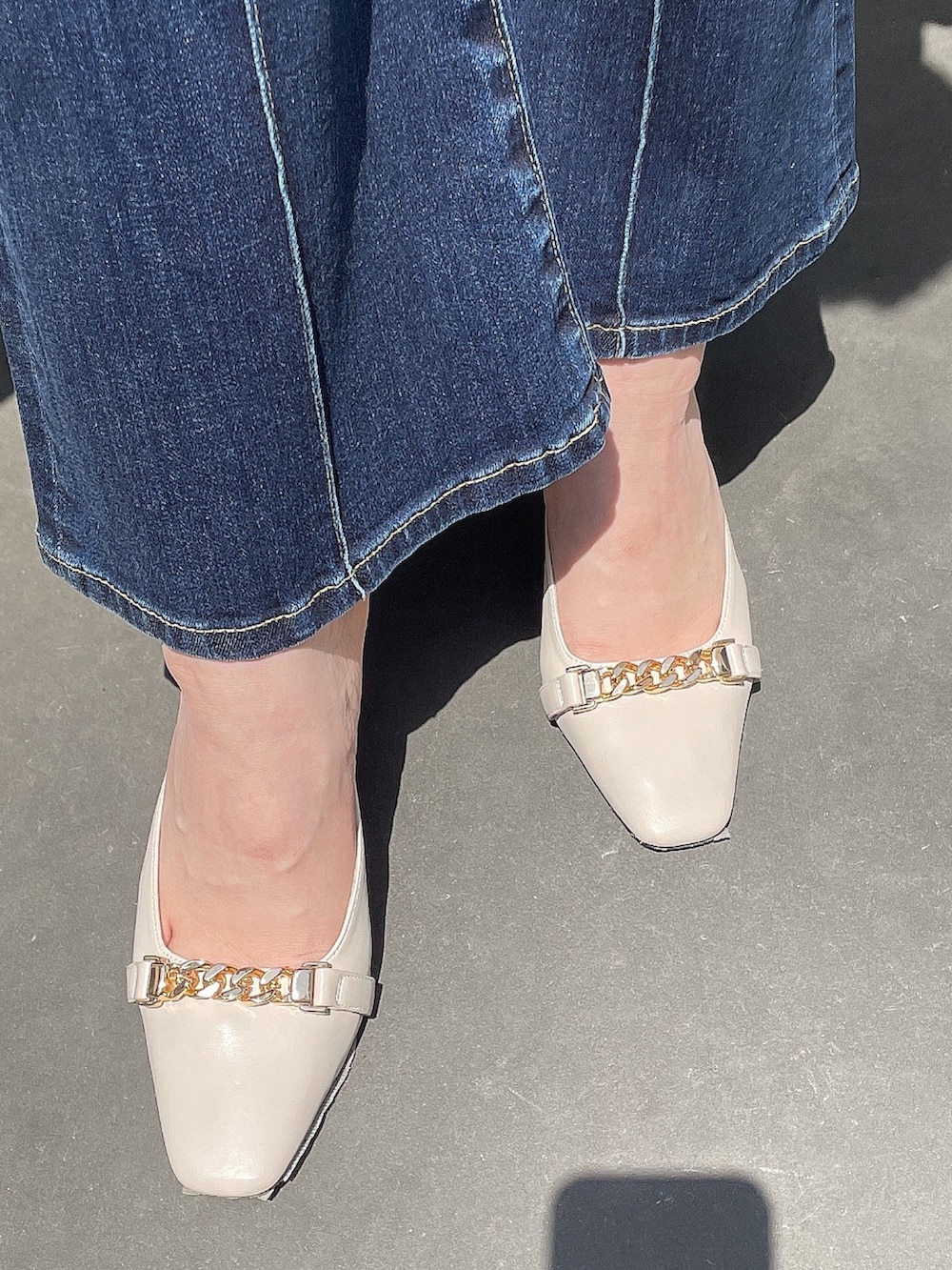 その他のニット/セーター、ホワイト系のサンダル、ブルー系のデニムパンツを着用したレディースの春コーディネートの7枚目の写真