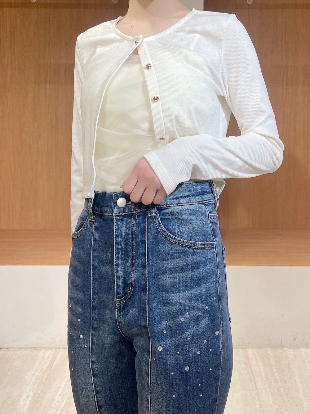 ホワイト系のカーディガン/ボレロ、ブルー系のデニムパンツ、ホワイト系のサンダルを着用したレディースの春コーディネートの7枚目の写真