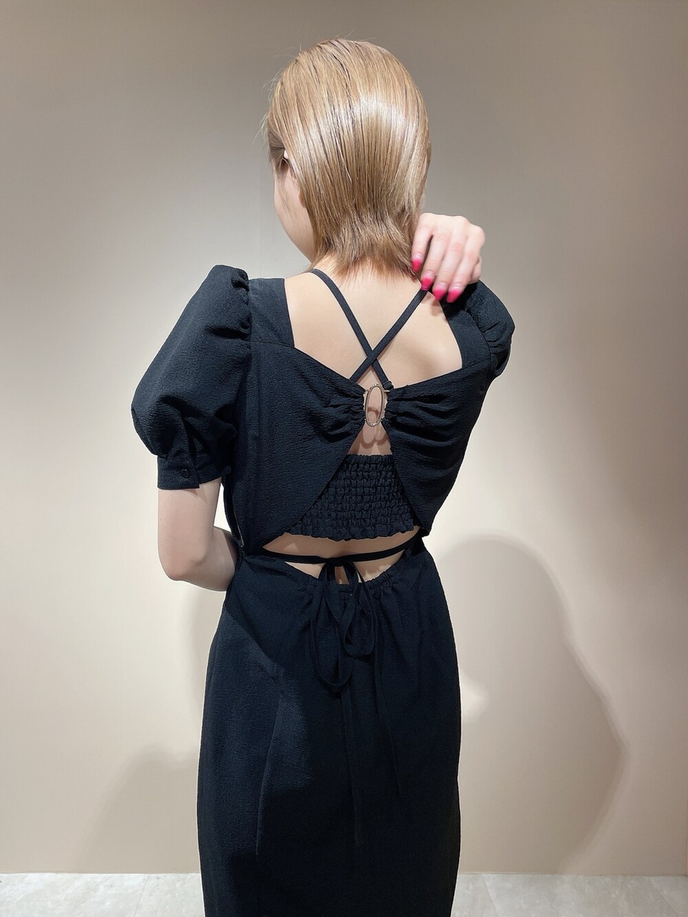 ブラック系のワンピース、ブラック系のパンプスを着用したレディースの春コーディネートの5枚目の写真