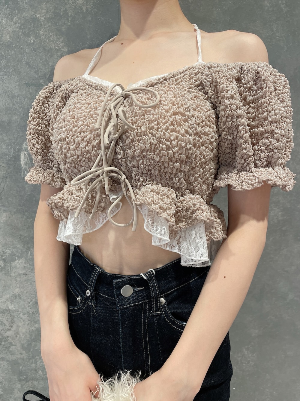ベージュ系のシャツ/ブラウス、ブルー系のデニムパンツ、ホワイト系のパンプスを着用したレディースの夏コーディネートの9枚目の写真
