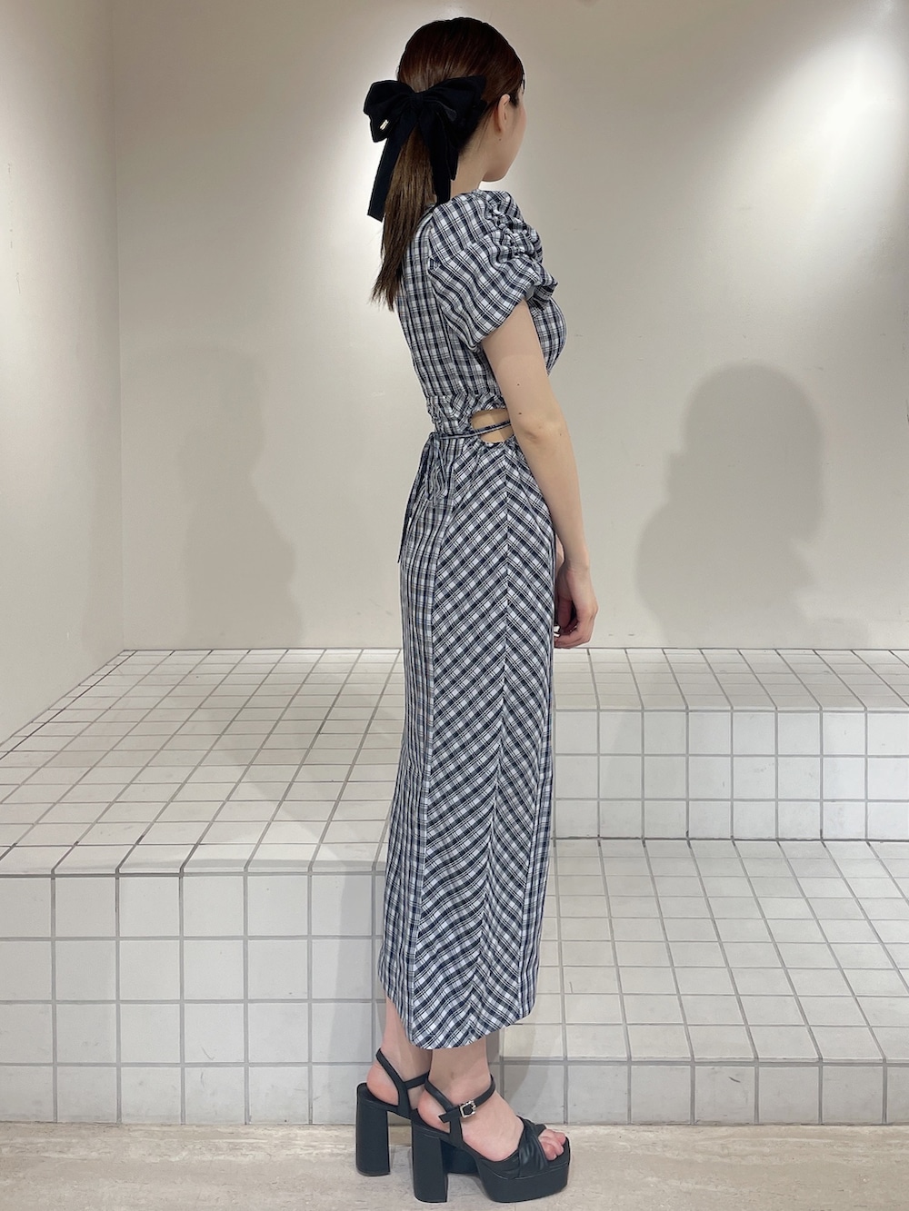 ブルー系のワンピース、ブラック系のサンダル、ブラック系のバレッタ/ヘアクリップを着用したレディースの春コーディネートの2枚目の写真