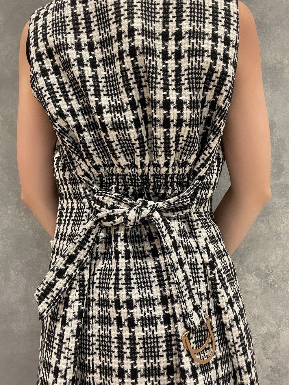 ブラック系のハンドバッグ、ブラック系のその他パンツ、ブラック系のワンピースを着用したレディースの夏コーディネートの8枚目の写真