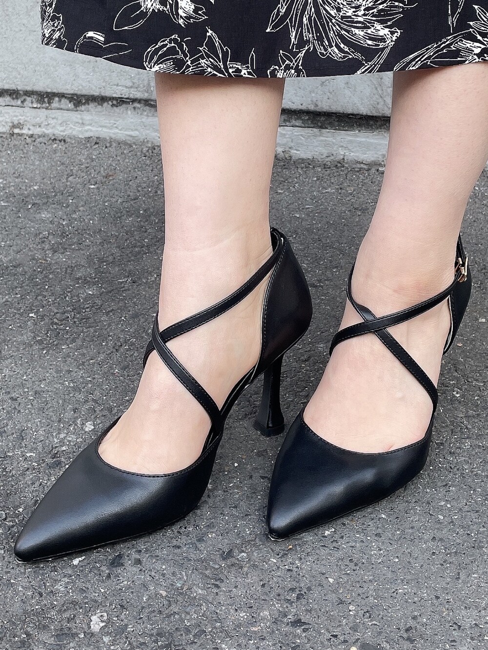 ホワイト系のカーディガン/ボレロ、ホワイト系のスカート、ブラック系のパンプスを着用したレディースの冬コーディネートの7枚目の写真