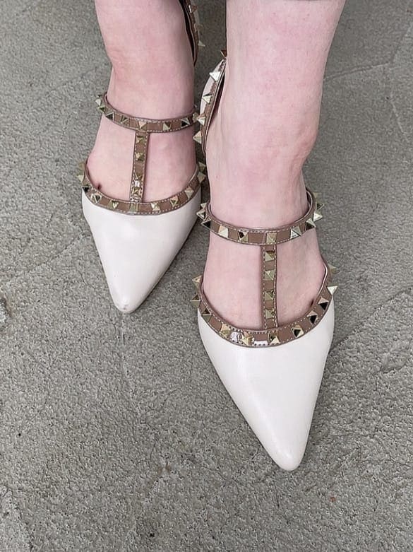ホワイト系のパンプス、ブラウン系のショルダーバッグ、ホワイト系のシャツ/ブラウスを着用したレディースの夏コーディネートの8枚目の写真