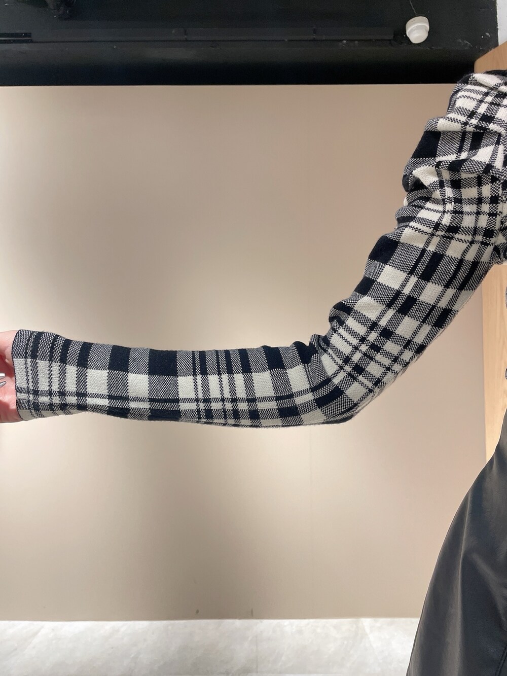 その他のその他パンツ、ブラック系のブーツ、その他のニット/セーターを着用したレディースの秋コーディネートの7枚目の写真