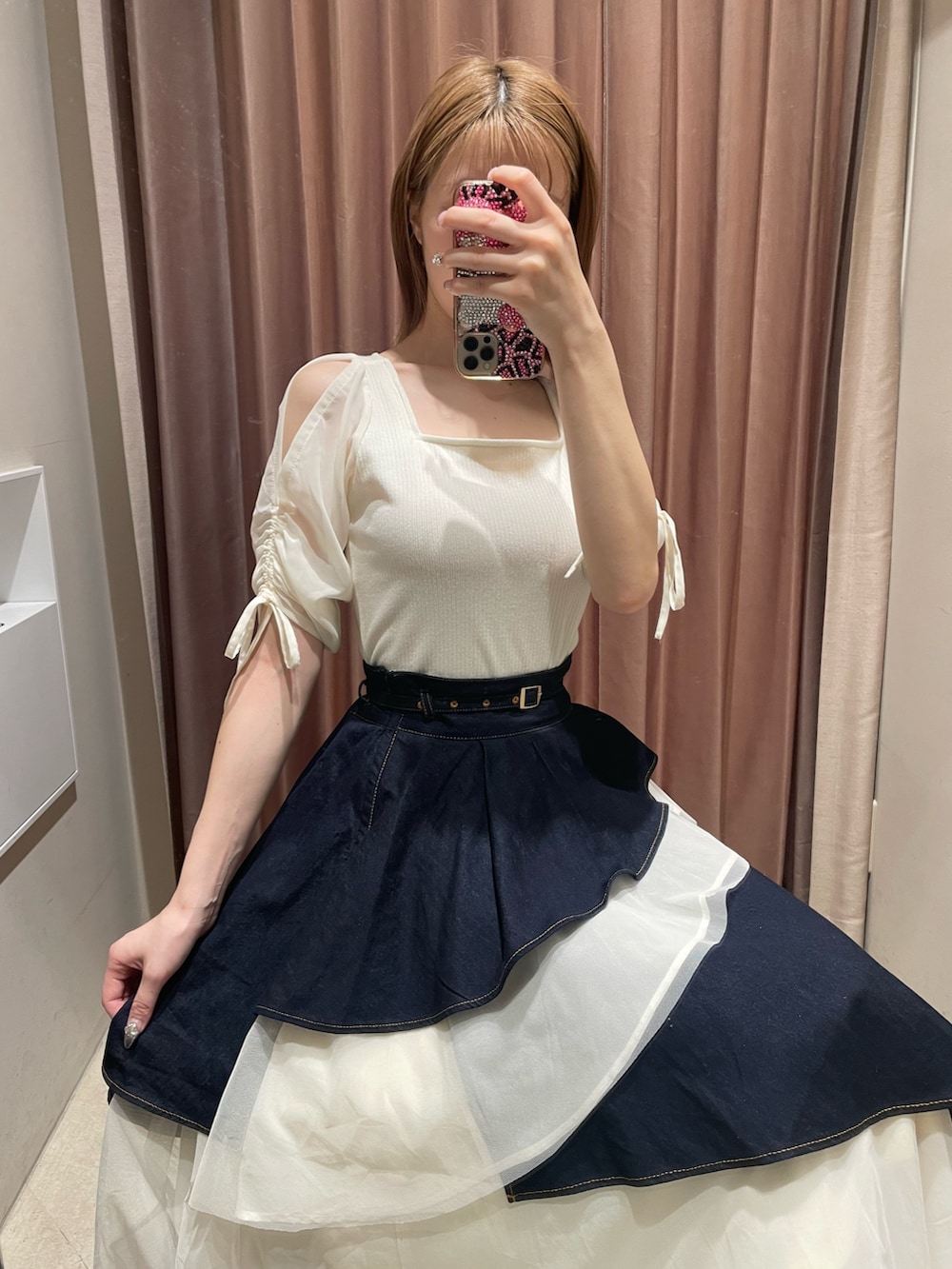 ホワイト系のTシャツ/カットソー、ブルー系のデニムスカート、ホワイト系のサンダルを着用したレディースの夏コーディネートの6枚目の写真