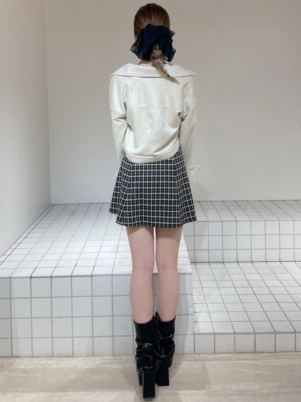 その他のワンピース、ブラック系のブーツ、ホワイト系のブルゾンを着用したレディースの春コーディネートの7枚目の写真