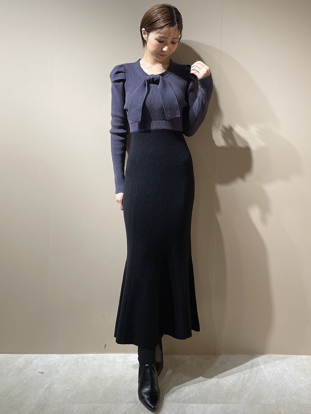 ブラック系のブーツ、ブルー系のワンピースを着用したレディースの秋コーディネートの2枚目の写真