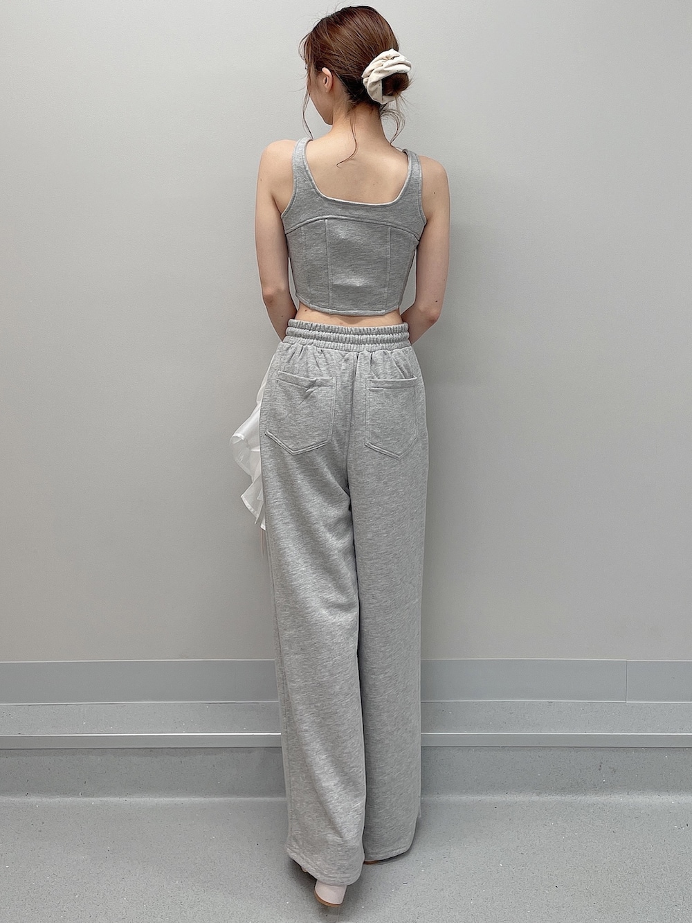 グレー系のタンクトップ、グレー系のスウェットパンツ、ホワイト系のシャツ/ブラウスを着用したレディースの春コーディネートの3枚目の写真