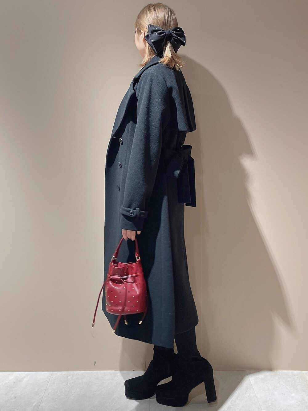 その他のニット/セーター、その他のその他パンツ、レッド系のハンドバッグを着用したレディースの秋コーディネートの2枚目の写真