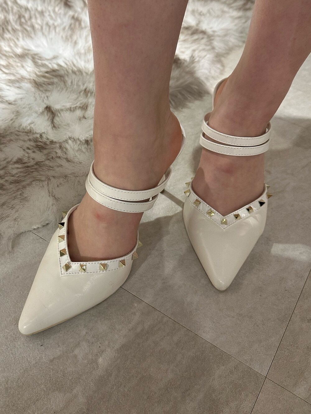 ホワイト系のテーラードジャケット、ホワイト系のワンピースを着用したレディースの春コーディネートの9枚目の写真