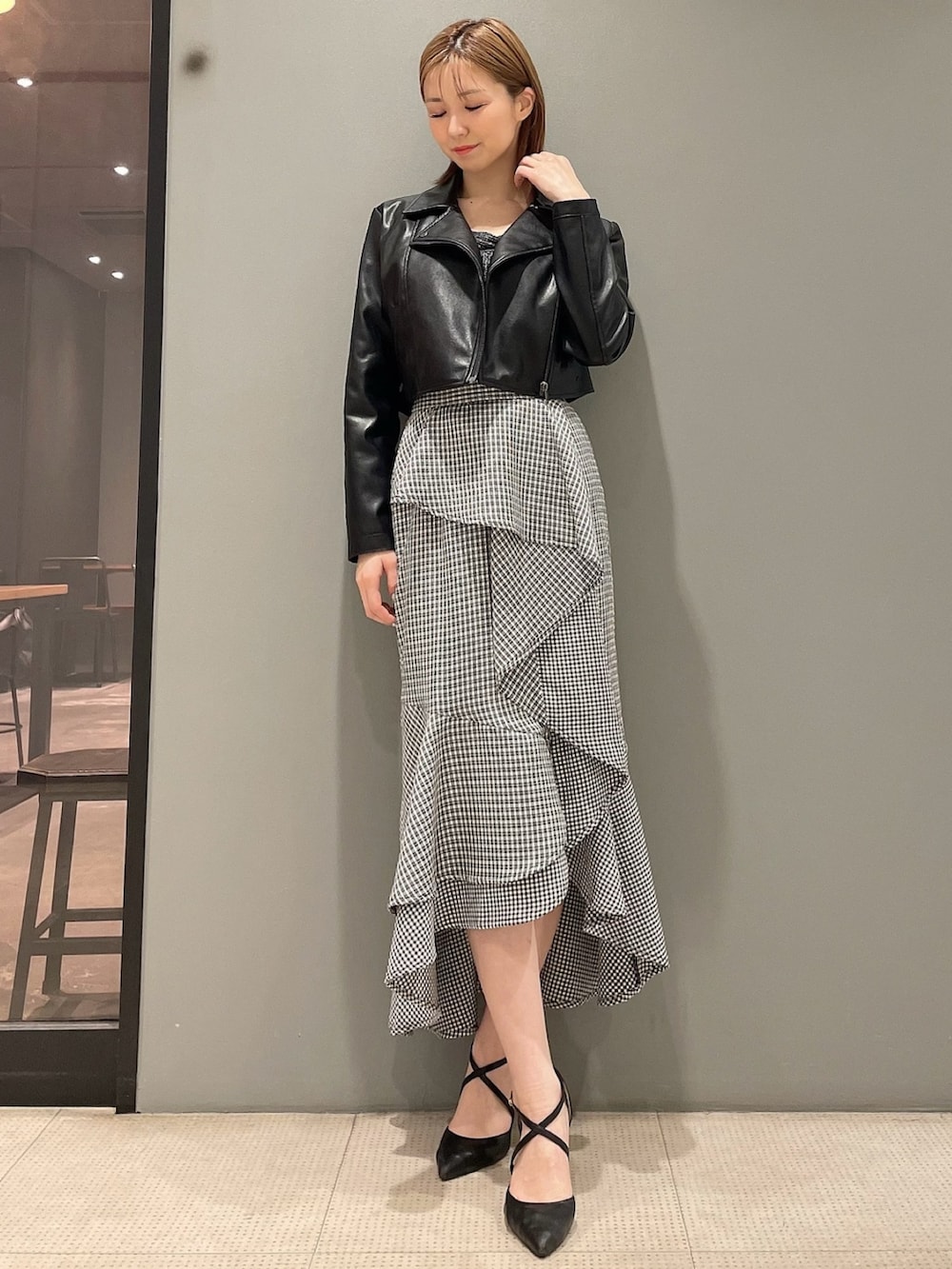 ブラック系のニット/セーター、ブラック系のライダースジャケット、その他のスカートを着用したレディースの春コーディネートの2枚目の写真