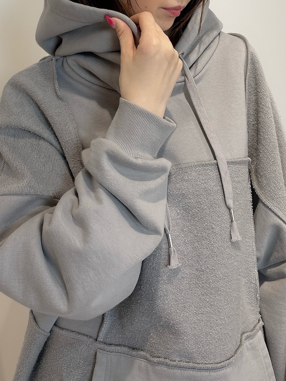 グレー系のスウェット、グレー系のスウェットパンツ、ブラック系のサンダルを着用したレディースの冬コーディネートの8枚目の写真