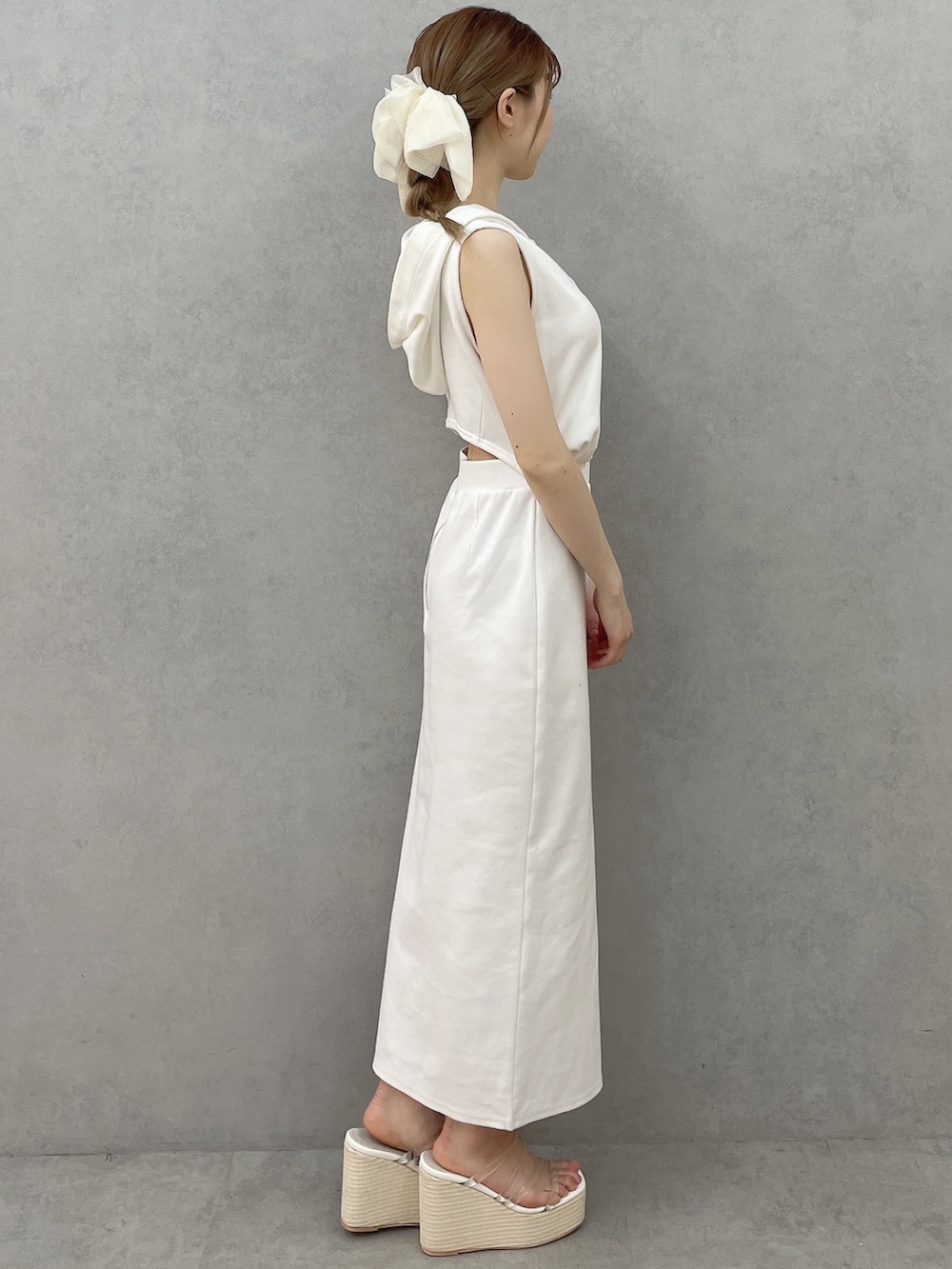 ホワイト系のワンピース、ホワイト系のサンダル、ホワイト系のバレッタ/ヘアクリップを着用したレディースの春コーディネートの2枚目の写真