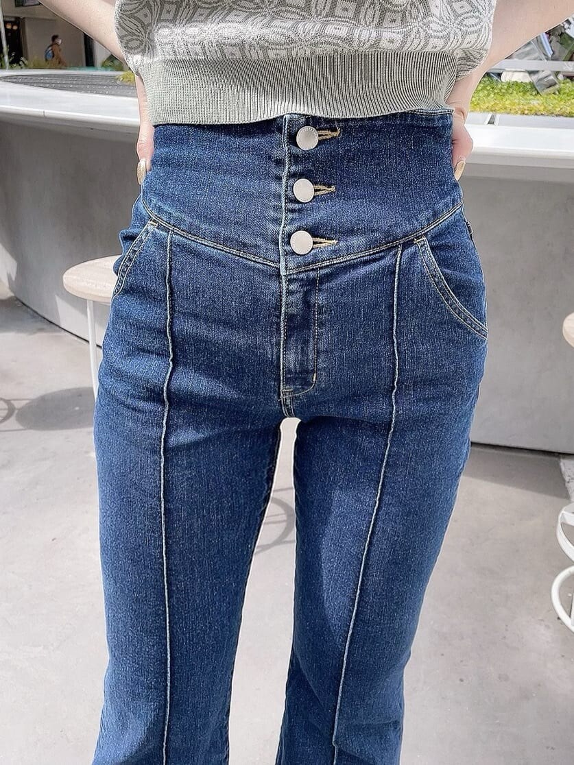 ブルー系のデニムパンツ、ブラック系のブーツ、グリーン系のニット/セーターを着用したレディースの春コーディネートの5枚目の写真