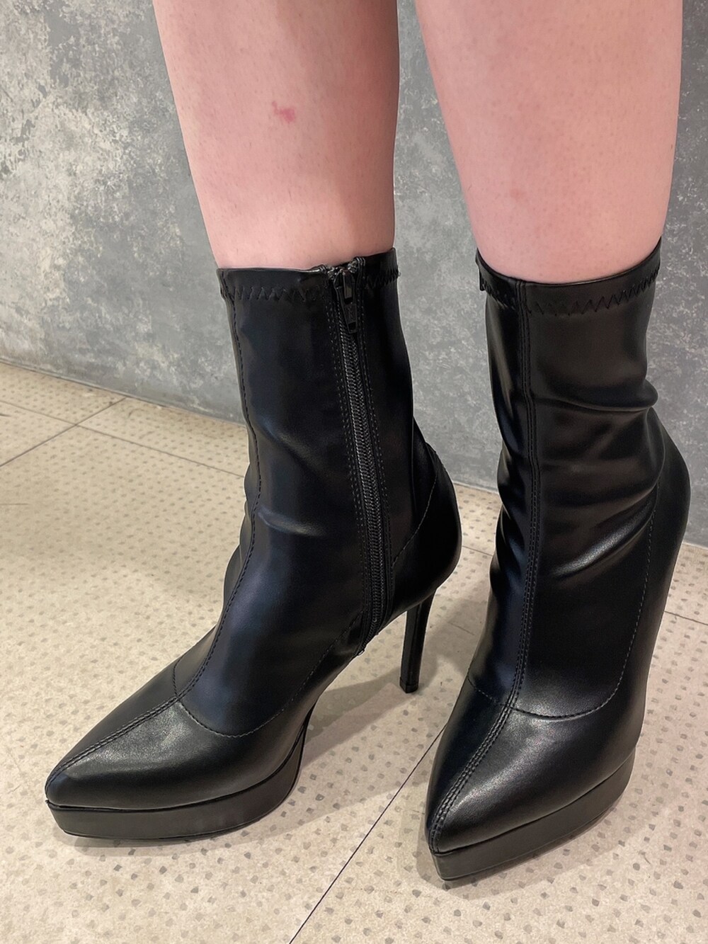 ブラック系のワンピース、ブラック系のブーツ、ブラック系のハットを着用したレディースの秋コーディネートの8枚目の写真