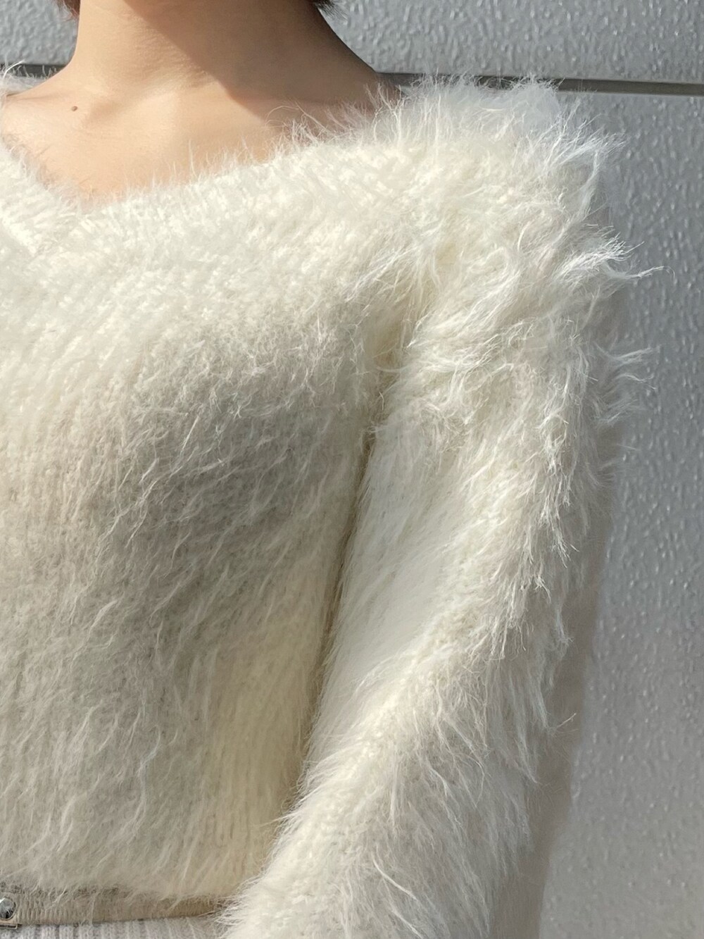 ホワイト系のワンピースを着用したレディースの秋コーディネートの6枚目の写真