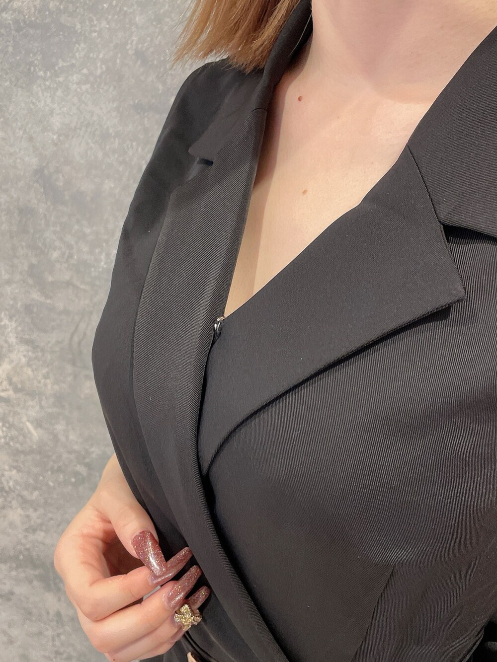 ブラック系のつなぎ/オールインワン、ベージュ系のトートバッグ、ブラック系のスリッポンを着用したレディースの夏コーディネートの6枚目の写真