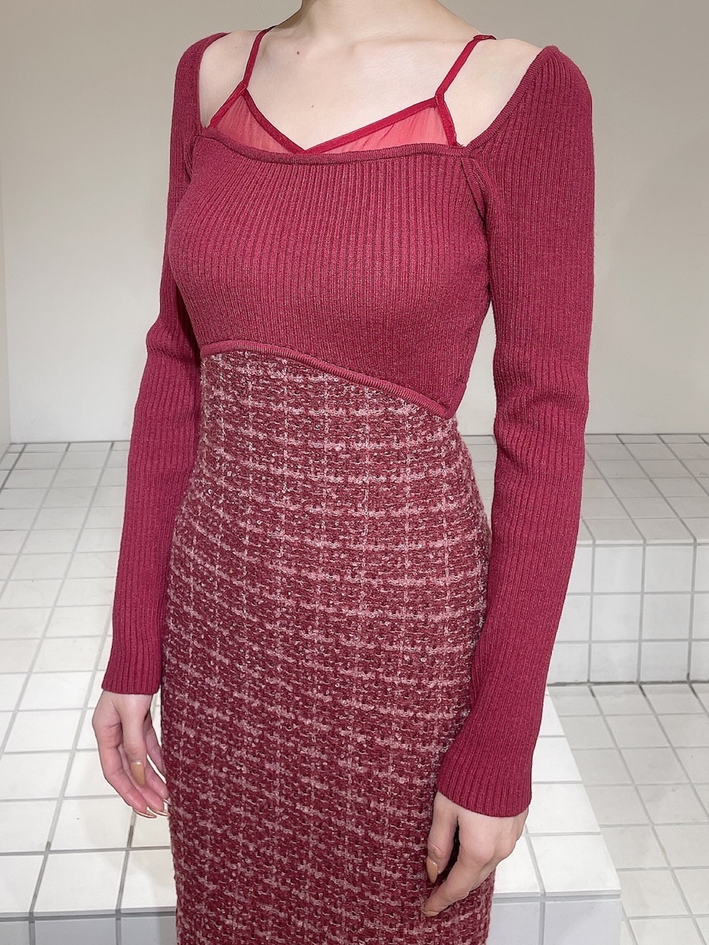 レッド系のワンピース、ブラック系のブーツ、ブラック系のバレッタ/ヘアクリップを着用したレディースの冬コーディネートの4枚目の写真