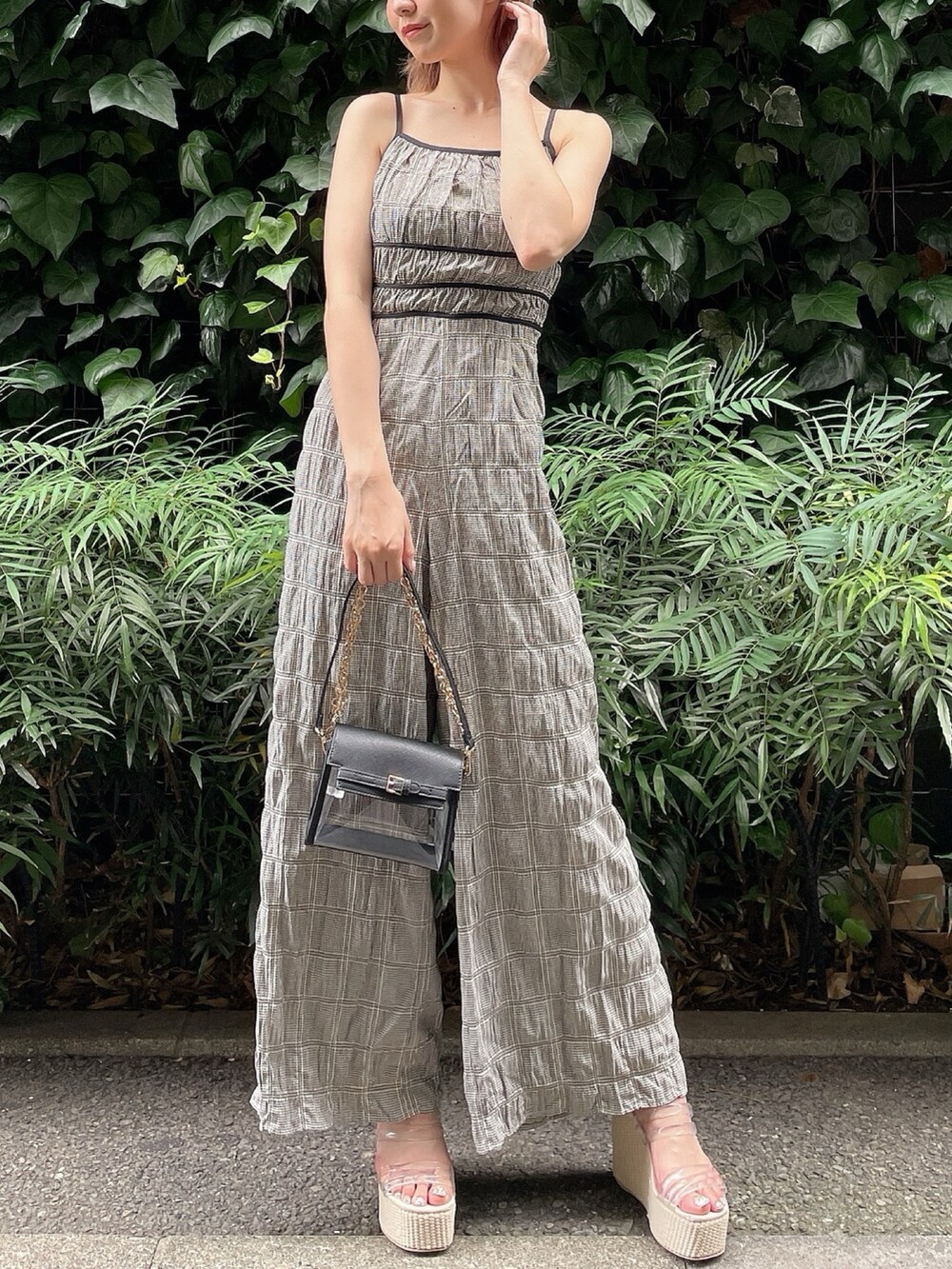 その他のつなぎ/オールインワン、ブラック系のハンドバッグ、ホワイト系のサンダルを着用したレディースの夏コーディネートの2枚目の写真