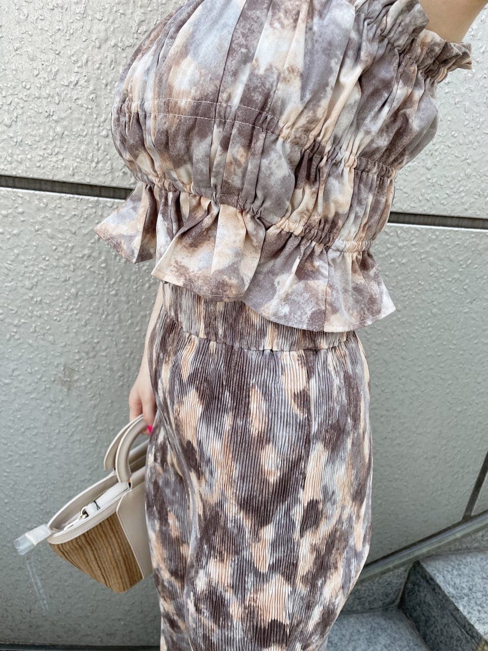 ベージュ系のハンドバッグ、ホワイト系のサンダル、ブルー系のその他パンツを着用したレディースの夏コーディネートの7枚目の写真