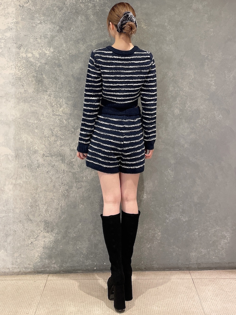 ブルー系のカーディガン/ボレロ、ブルー系のその他パンツ、その他のブーツを着用したレディースの秋コーディネートの4枚目の写真