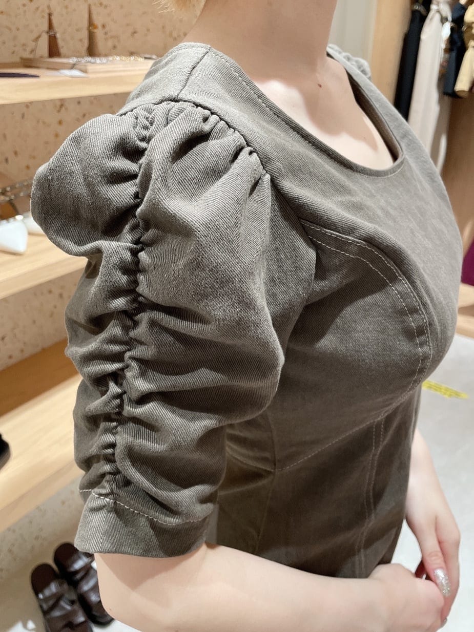 ホワイト系のサンダル、ブラウン系のワンピースを着用したレディースの夏コーディネートの3枚目の写真