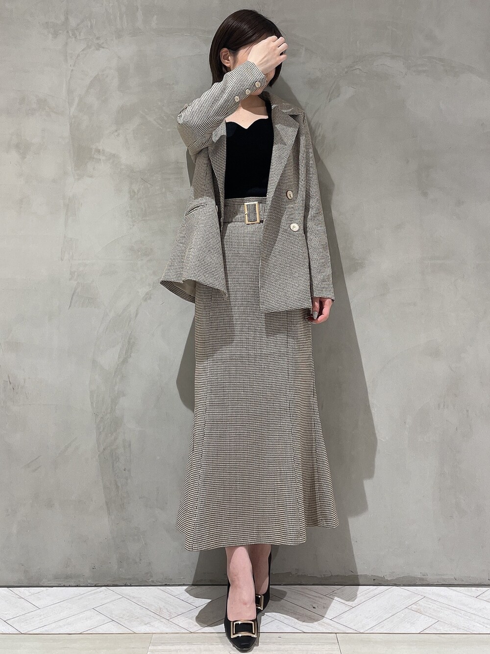 ブラック系のパンプス、その他のテーラードジャケット、その他のスカートを着用したレディースの冬コーディネートの2枚目の写真