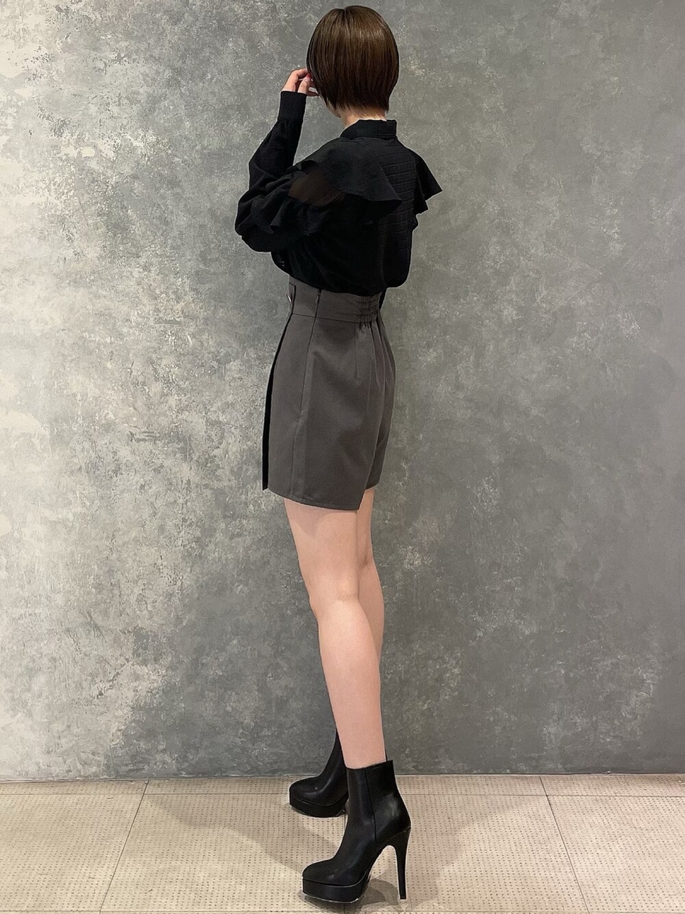 ブラック系のブーツ、グレー系のその他パンツ、ブラック系のシャツ/ブラウスを着用したレディースの夏コーディネートの3枚目の写真