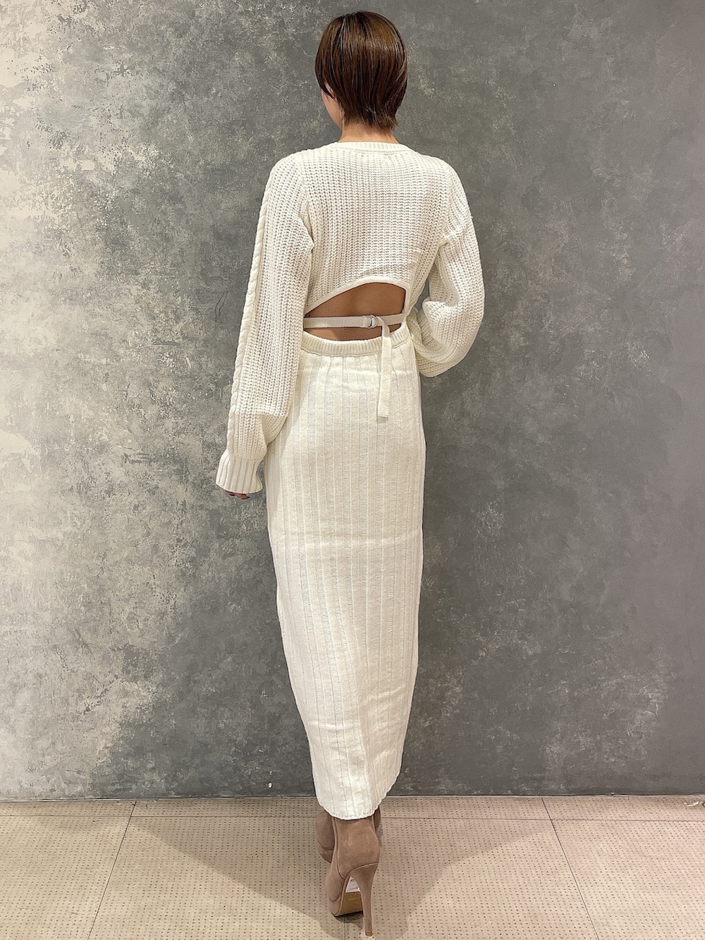 ベージュ系のブルゾン、ホワイト系のワンピース、ベージュ系のブーツを着用したレディースの秋コーディネートの8枚目の写真