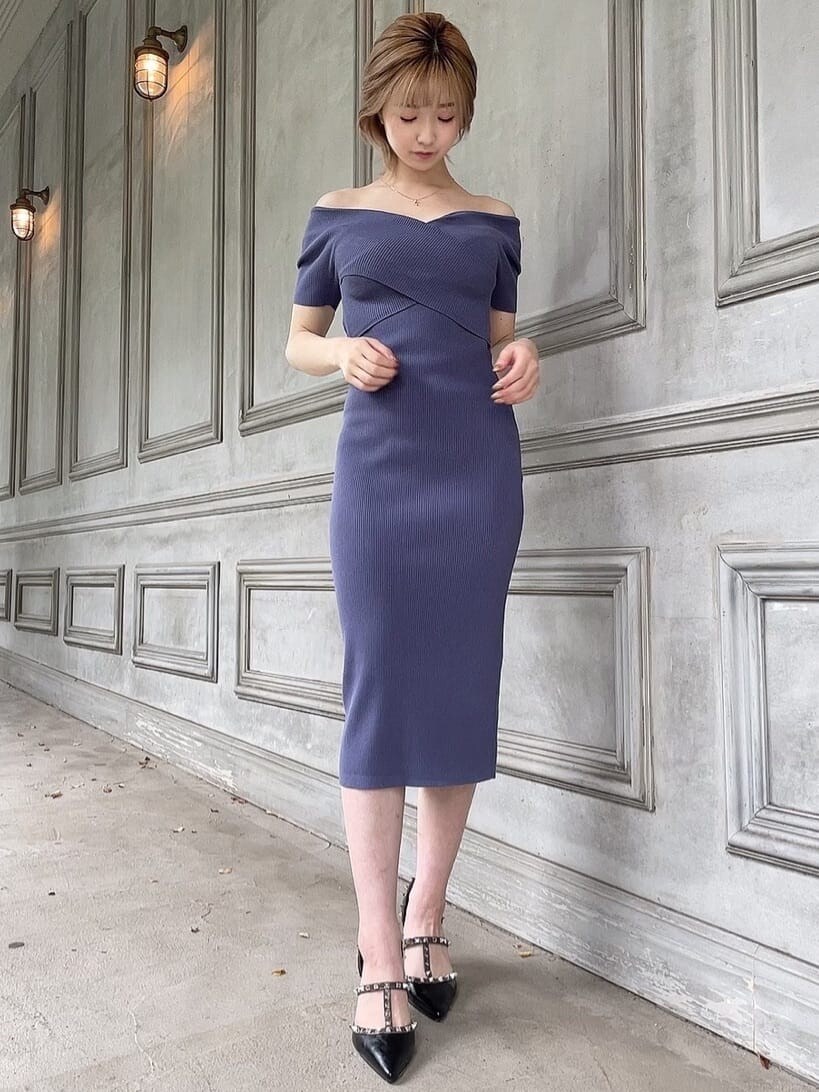 ブラック系のパンプス、ブルー系のワンピース、ゴールド系のネックレスを着用したレディースの春コーディネートの4枚目の写真