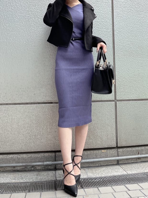 ブラック系のライダースジャケット、ブラック系のハンドバッグ、ブルー系のワンピースを着用したレディースの秋コーディネートの5枚目の写真